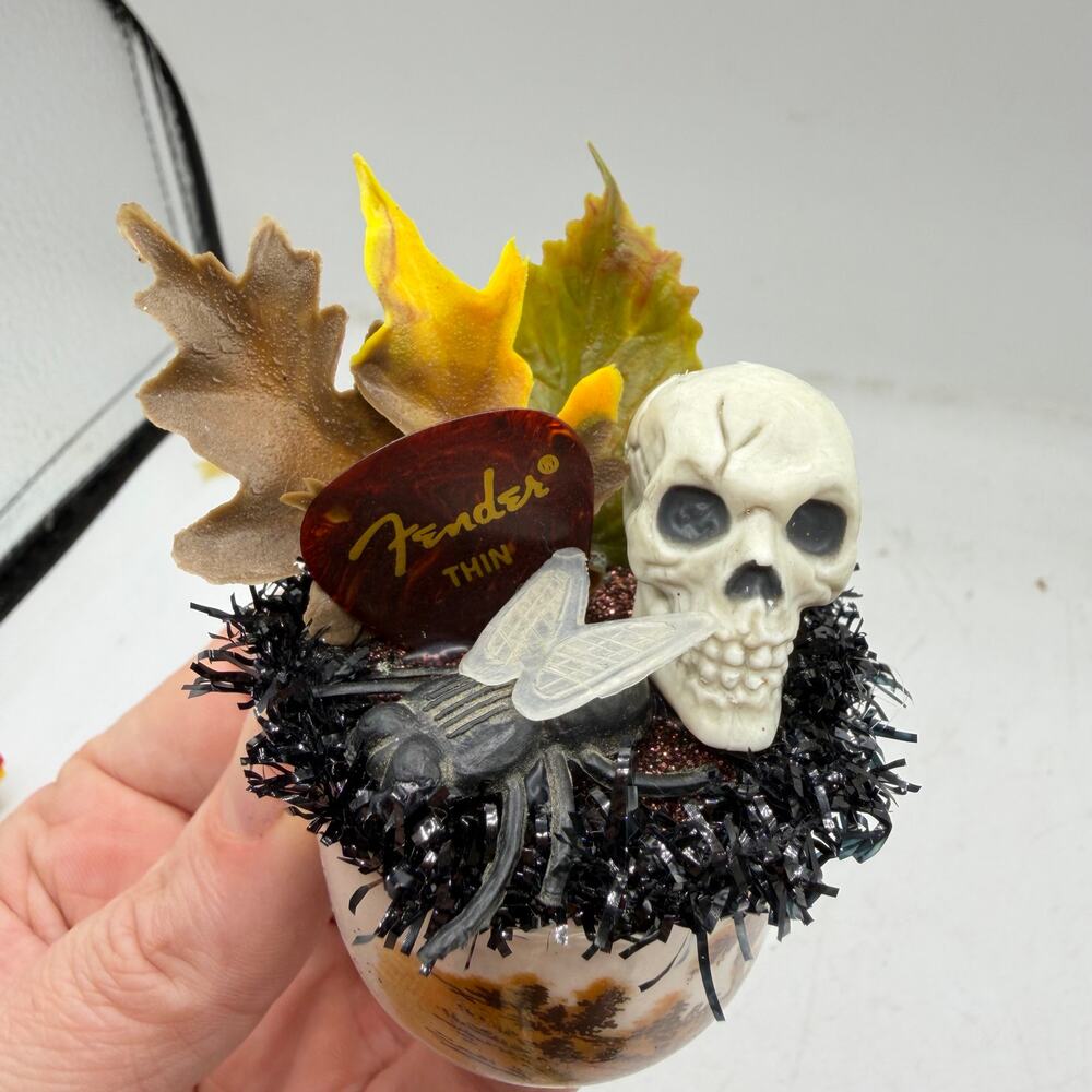Spooky Skull Halloween Mini Assemblage - Decor Retro Salvage - Picture 3 of 6
